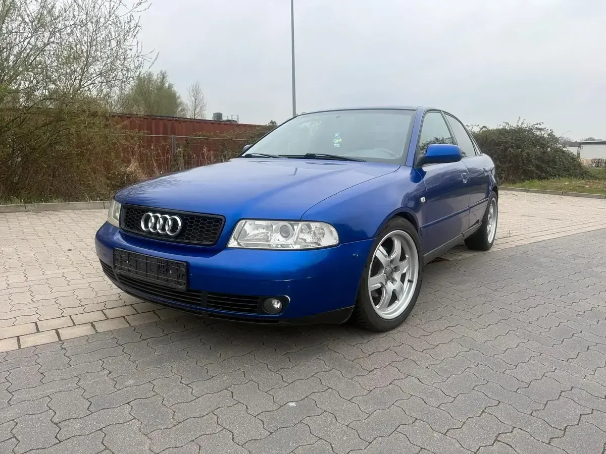 Second-hand Audi A4 S-Line 170 CP (125 kW) 2000 Albastru Berlinǎ