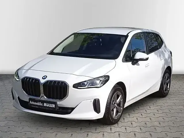 Gebraucht BMW 218 Active Tourer Luxury Line 150 PS (110 kW) 2023 Alpinweiss 3 Van / Kleinbus