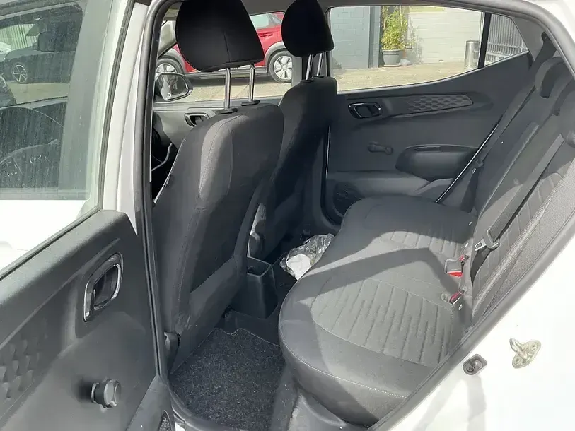 Gebraucht Hyundai i10 Trend 67 PS (49 kW) 2022 Weiß atlas white / sol Kleinwagen