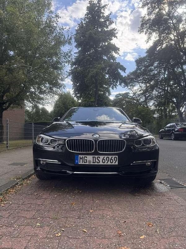 Schwarz Gebraucht 2012 BMW 320 Luxury Line Limousine | 16.200 € (Teuer) - Bild 1/4