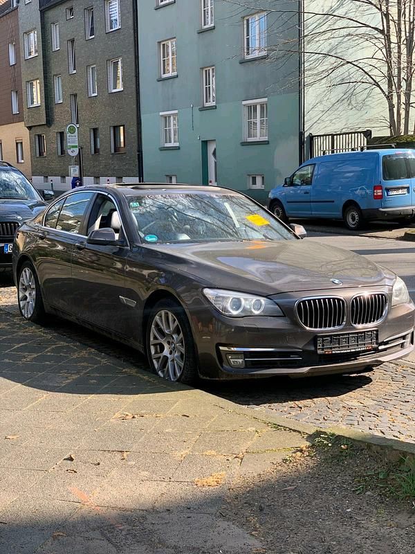 Gebraucht BMW 740 313 PS (230 kW) 2013 Braun Limousine
