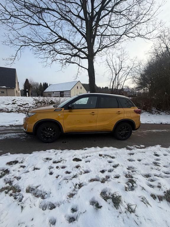 Gebraucht Suzuki Vitara Comfort 116 PS (85 kW) 2023 Gelb SUV