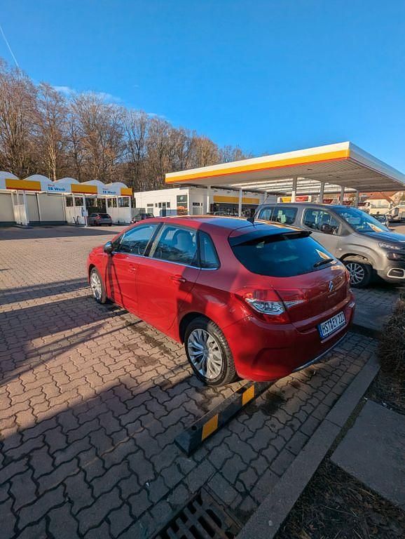 Gebraucht Citroën C4 Tendance 95 PS (69 kW) 2014 Rot Limousine