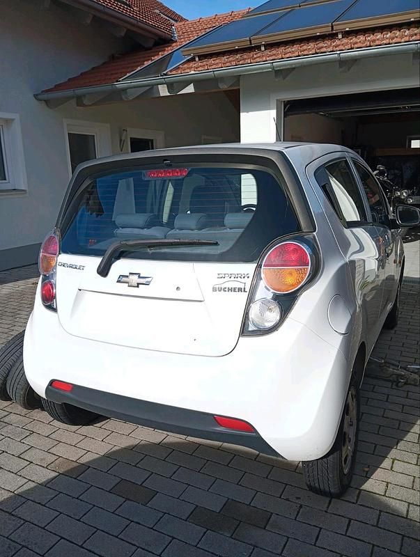 Gebraucht Chevrolet Spark 68 PS (50 kW) 2011 Weiß Kleinwagen