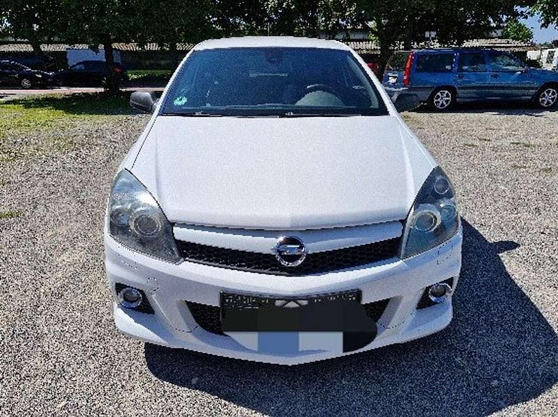 Gebraucht Opel Astra Edition 241 PS (177 kW) 2008 Weiß Limousine