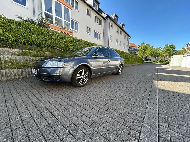 Grau Gebraucht 2008 Skoda Superb Limousine | 4.450 € - Bild 1/4