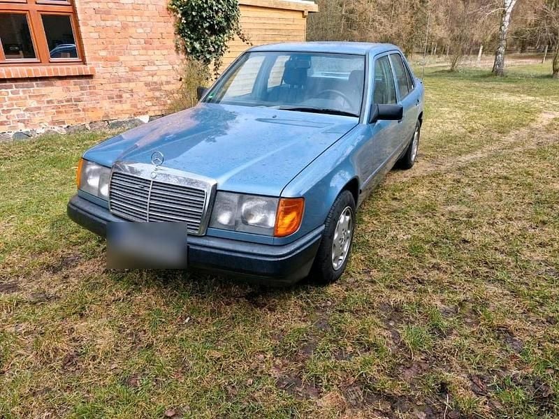 Gebraucht Mercedes E230 132 PS (97 kW) 1988 Blau Limousine