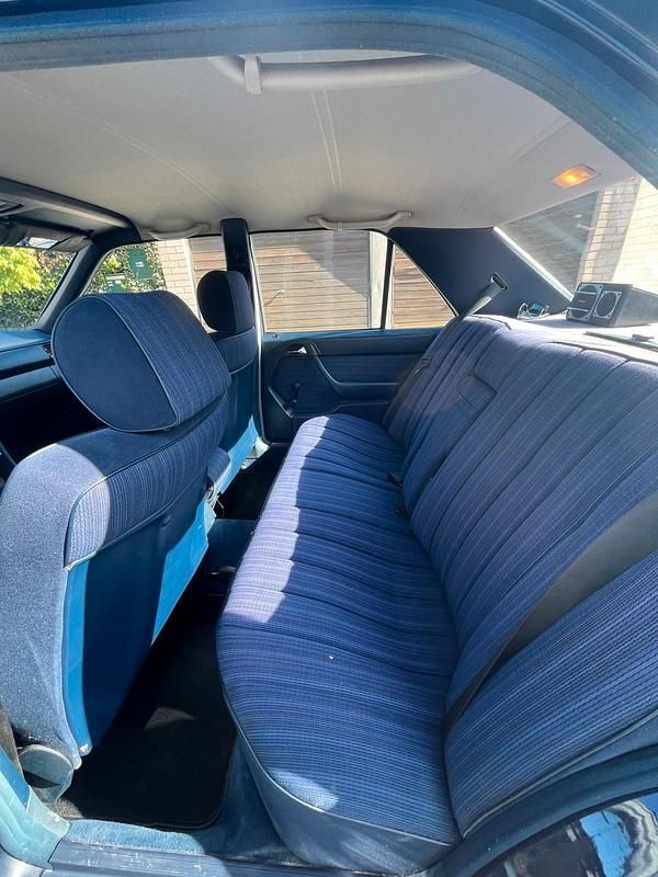 Gebraucht Mercedes E230 136 PS (100 kW) 1989 Blau Limousine
