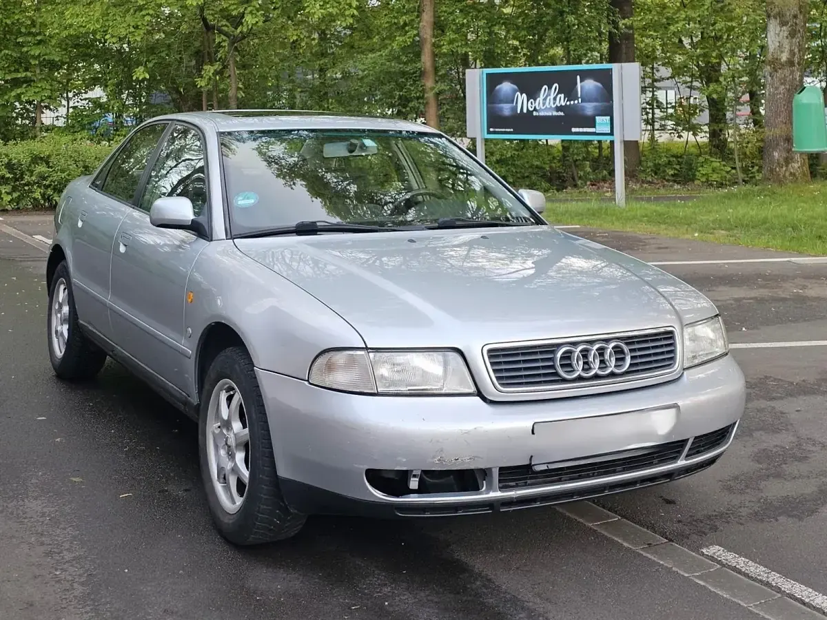 Second-hand Audi A4 100 CP (73 kW) 1997 Argintiu Berlinǎ
