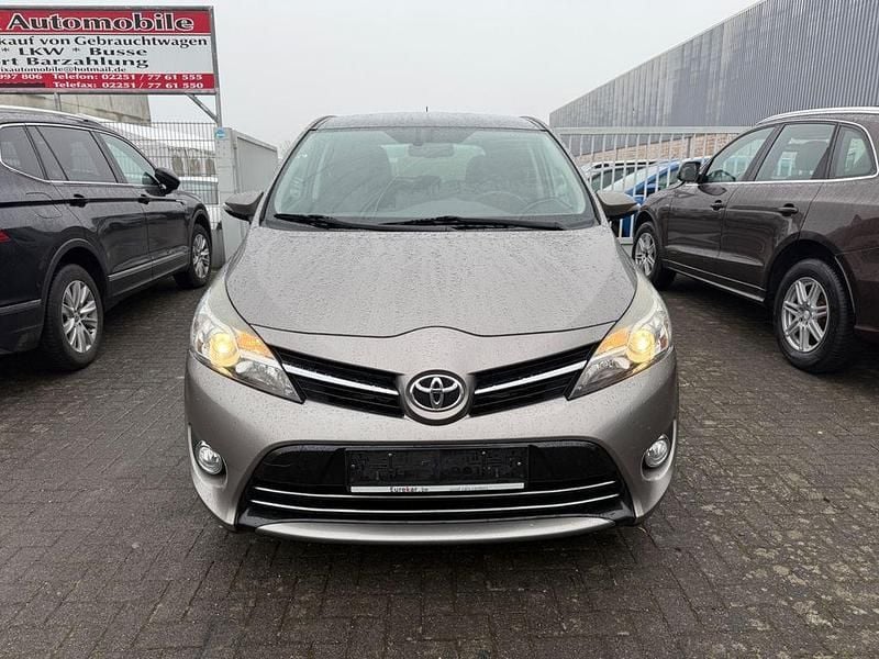 Gebraucht Toyota Verso Executive 111 PS (81 kW) 2015 Silber Van / Kleinbus