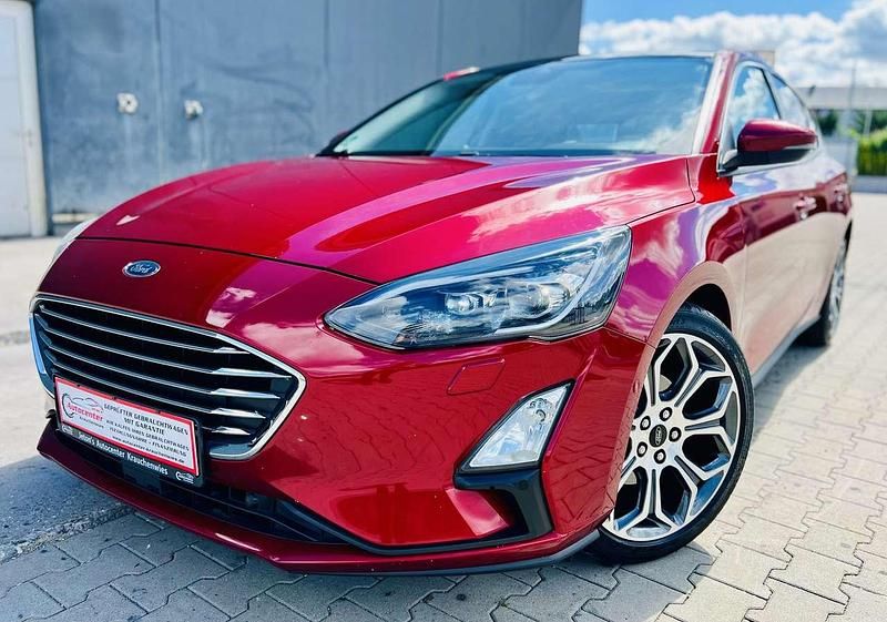 Rot metallic Gebraucht 2018 Ford Focus Titanium Kleinwagen | 12.990 € (Fairer Preis) - Bild 1/4