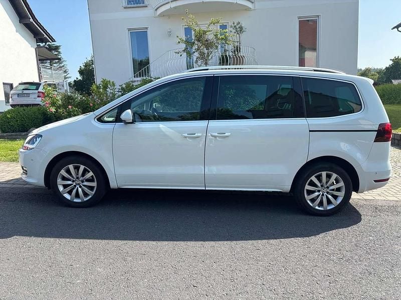 Weiß Gebraucht 2018 VW Sharan Highline Van / Kleinbus | 16.500 € (Superpreis) - Bild 1/4