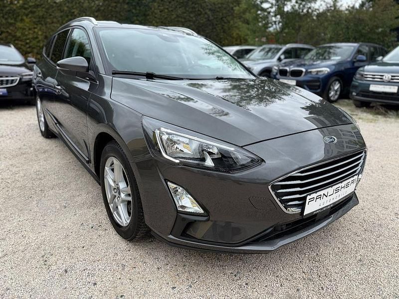 Grau Gebraucht 2019 Ford Focus Cool & Connect Limousine | 10.499 € (Fairer Preis) - Bild 1/4