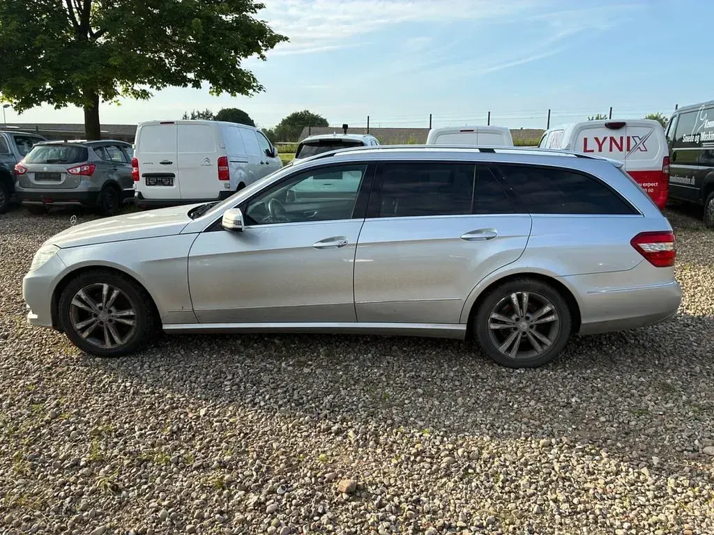 Używany Mercedes E300 204 KM (150 kW) 2013 Srebrny Sedan/Limuzyna