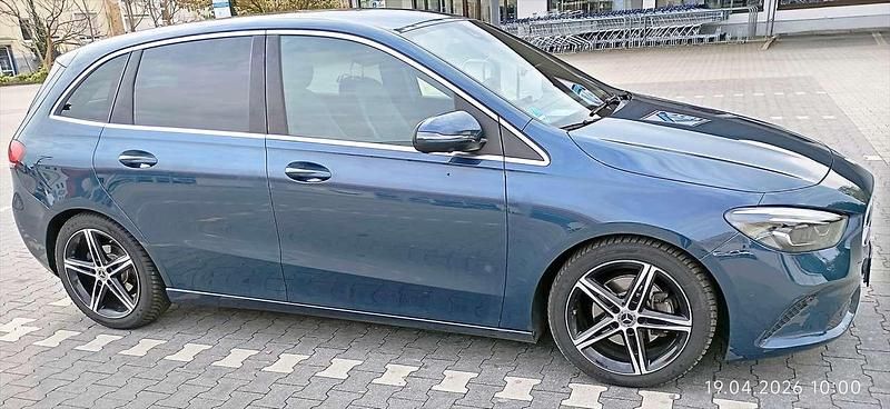 Gebraucht Mercedes B200 Progressive 150 PS (110 kW) 2019 Blau Van / Kleinbus