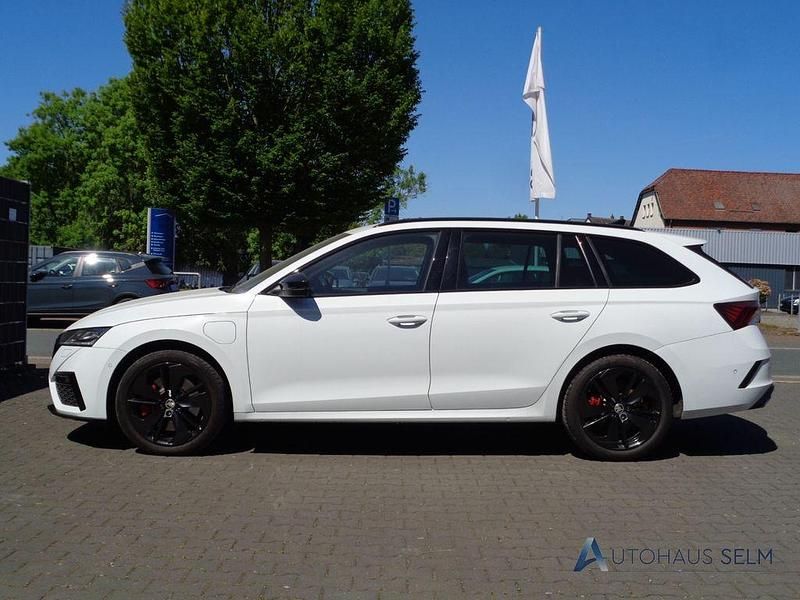 Weiss Gebraucht 2022 Skoda Octavia RS Kombi | 30.980 € (Etwas zu teuer) - Bild 1/4