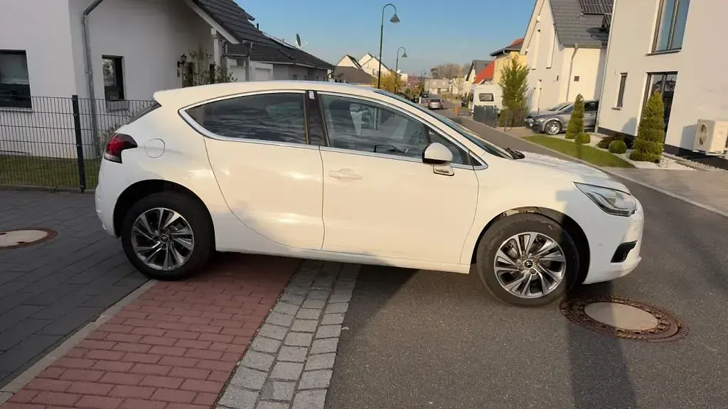 Gebraucht Citroën DS4 So Chic 111 PS (81 kW) 2012 Weiß Kleinwagen