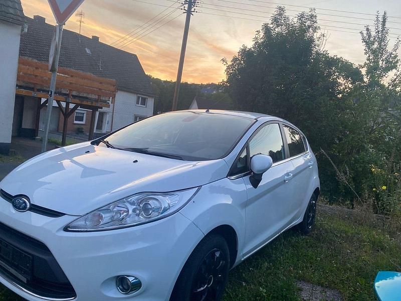 Weiß Gebraucht 2009 Ford Fiesta Titanium Limousine | 4.100 € - Bild 1/4