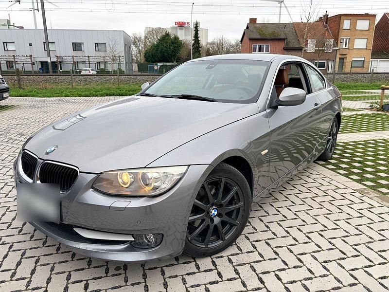 Gebraucht BMW 320 170 PS (125 kW) 2011 Silber Coupé