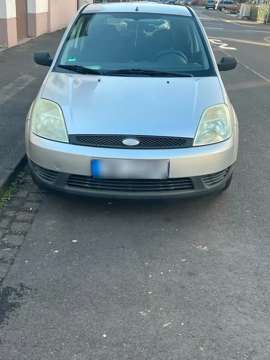 Używany Ford Fiesta 60 KM (44 kW) 2003 Srebrny Hatchback