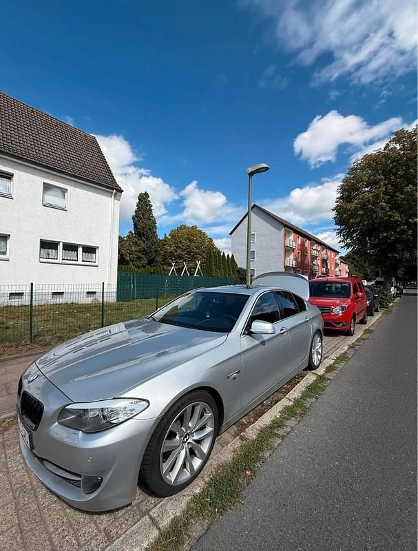 Silber Gebraucht 2013 BMW 520 Limousine | 10.700 € (Superpreis) - Bild 1/4