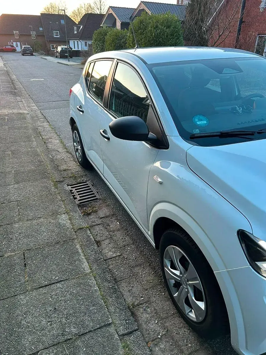 Gebraucht Dacia Sandero Essentiel 67 PS (49 kW) 2024 Weiß Limousine