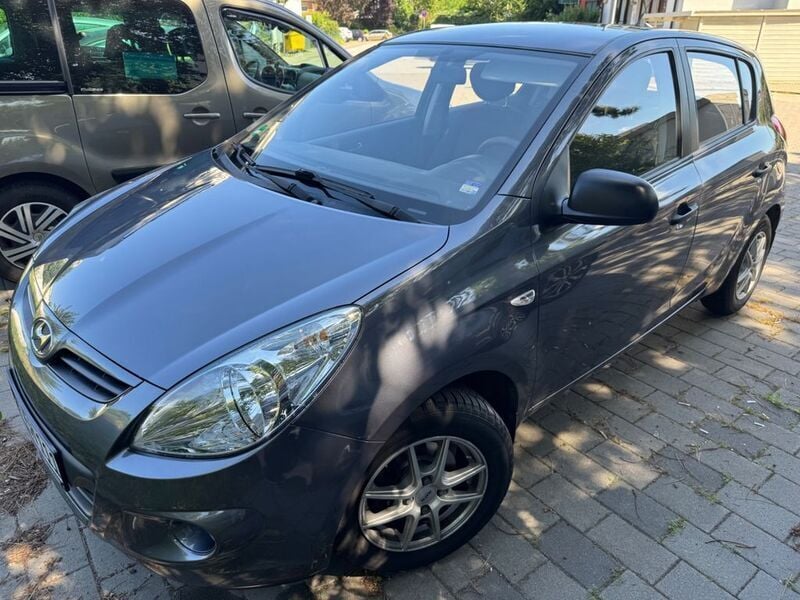 Grau Gebraucht 2012 Hyundai i20 Classic Limousine | 3.100 € (Superpreis) - Bild 1/4