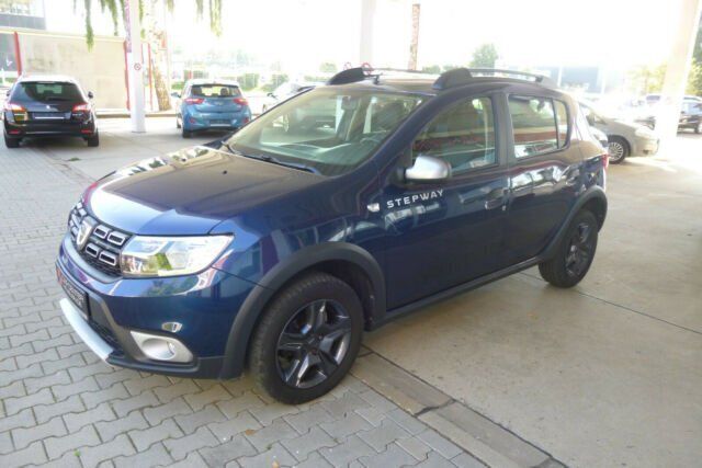 Gebraucht Dacia Sandero Celebration 90 PS (66 kW) 2018 Blau metallic Kleinwagen