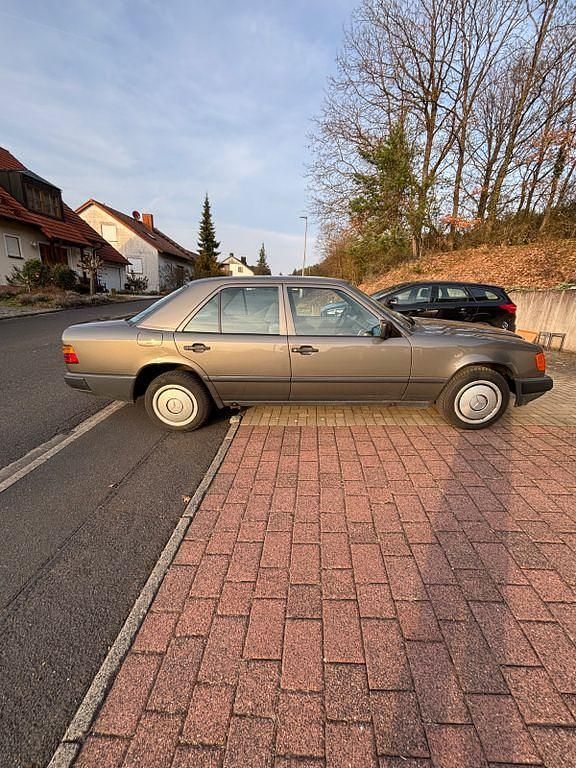 Gebraucht Mercedes 200 72 PS (52 kW) 1988 Grau Limousine