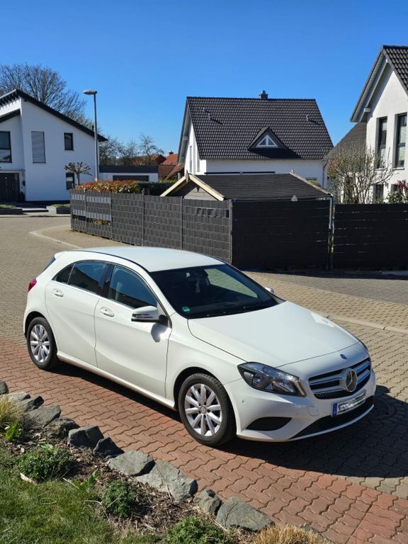 Weiß Gebraucht 2014 Mercedes A180 AMG line Limousine | 12.450 € (Fairer Preis) - Bild 1/4