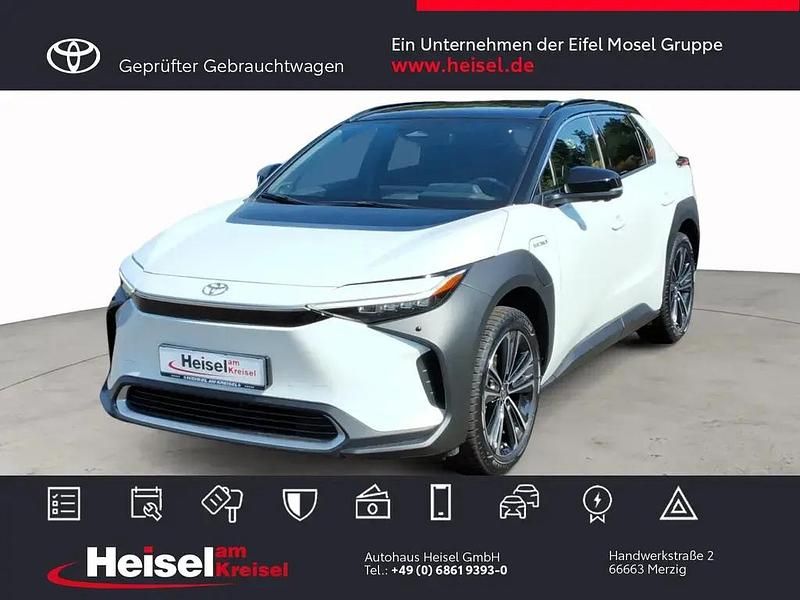 Platinumweiß perleffekt / dach schwarz Gebraucht 2023 Toyota bZ4X Basis SUV | 34.980 € (Etwas zu teuer) - Bild 1/4