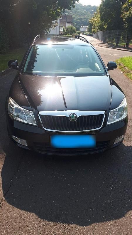 Gebraucht Skoda Octavia Ambiente 122 PS (89 kW) 2011 Schwarz Kombi