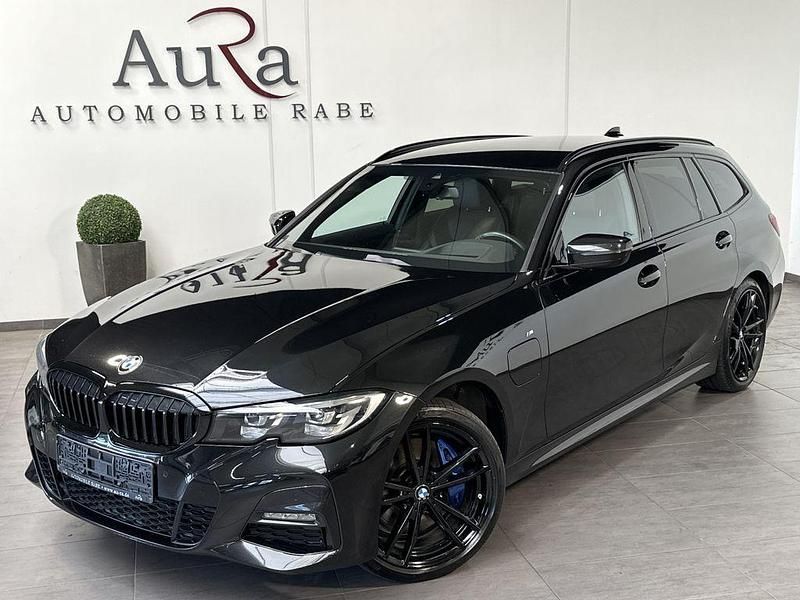 Black sapphire Gebraucht 2021 BMW 330e M Sport Kombi | 29.749 € (Fairer Preis) - Bild 1/4
