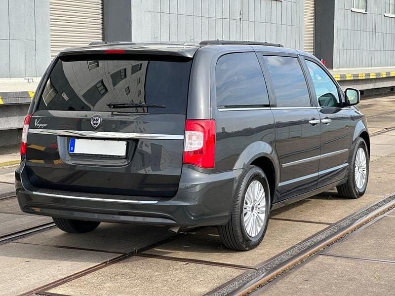 Gebraucht Lancia Voyager Gold 163 PS (119 kW) 2013 Grau Van / Kleinbus
