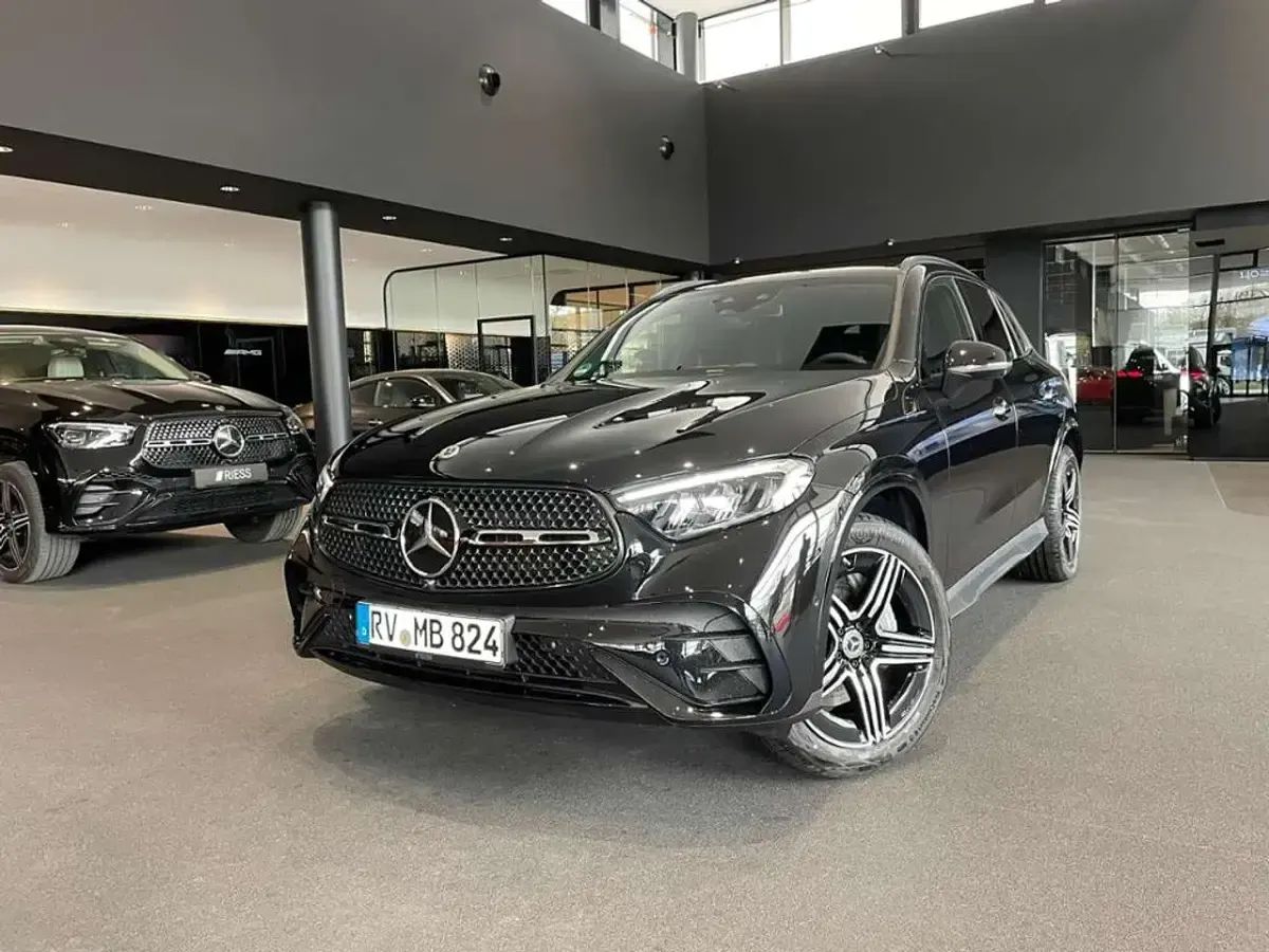 Gebraucht Mercedes GLC300 AMG 269 PS (197 kW) 2026 Metalliclack obsidianschwarz SUV