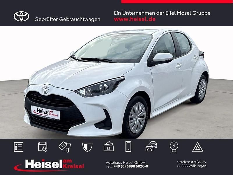 Schneeweiß Gebraucht 2021 Toyota Yaris Basis Limousine | 13.490 € (Etwas zu teuer) - Bild 1/4