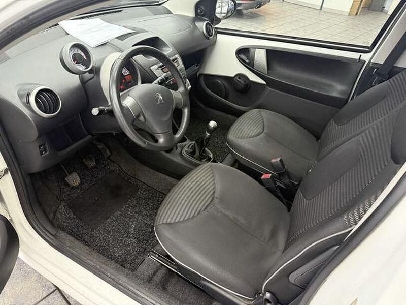 Gebraucht Peugeot 107 Active 68 PS (50 kW) 2012 Weiß Kleinwagen