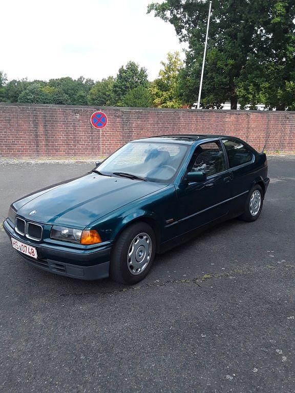 Grün Gebraucht 1994 BMW 316 Compact Kleinwagen | 2.700 € - Bild 1/4