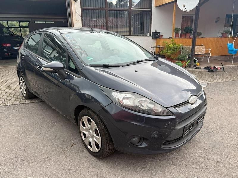 Grau Gebraucht 2010 Ford Fiesta Trend Kleinwagen | 1.990 € (Etwas zu teuer) - Bild 1/4