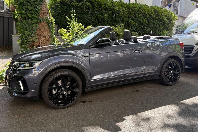 Grau Gebraucht 2023 VW T-Roc Cabriolet R-line Cabrio | 32.900 € (Fairer Preis) - Bild 1/4