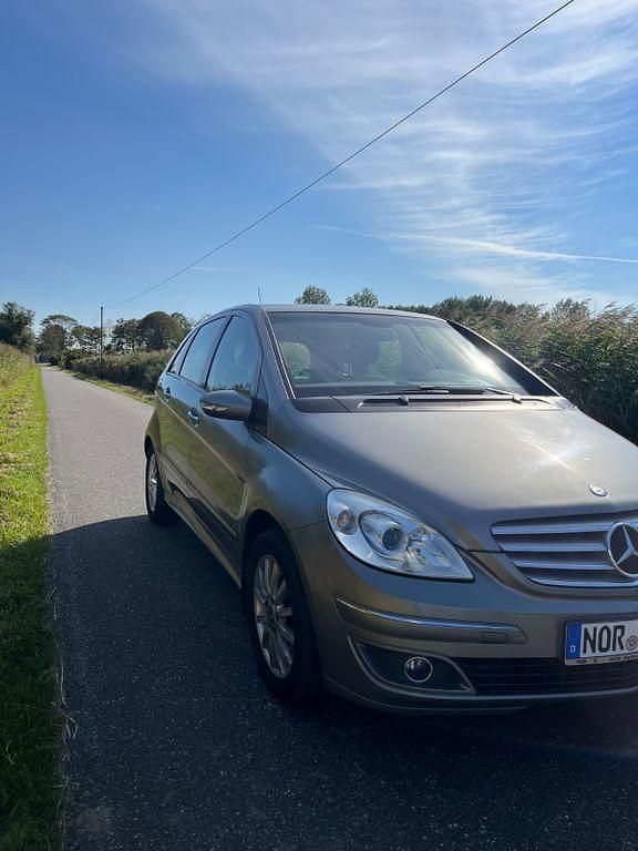 Grau Gebraucht 2005 Mercedes B200 Van / Kleinbus | 2.499 € (Fairer Preis) - Bild 1/4