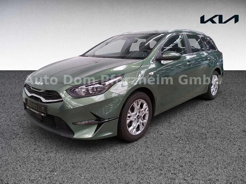 Experience green met. (exg) Gebraucht 2024 Kia Ceed Sportswagon Comfort Kombi | 23.450 € (Guter Preis) - Bild 1/4