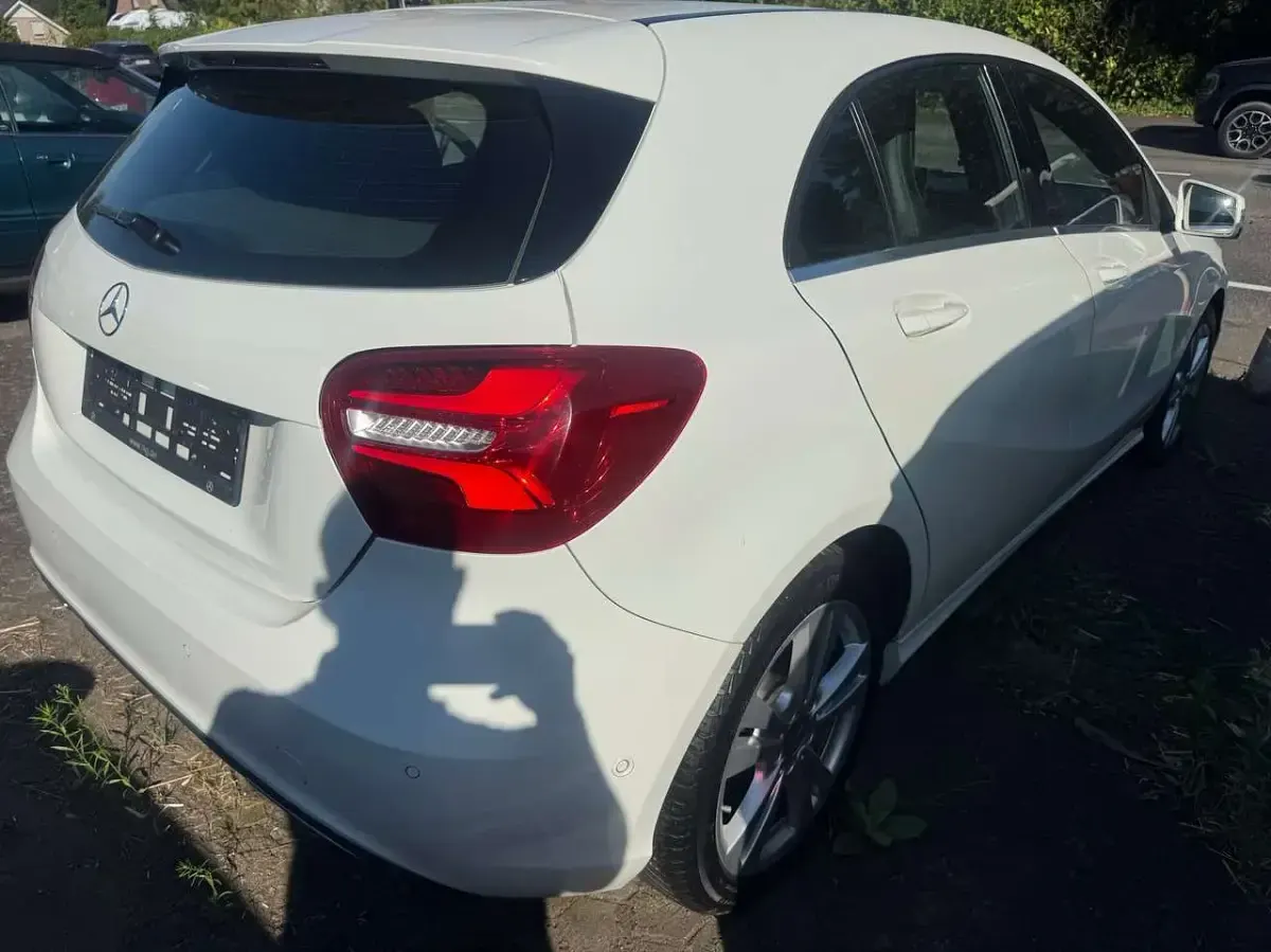 Gebraucht Mercedes A180 109 PS (80 kW) 2016 Calcitweiss  unilack Kleinwagen