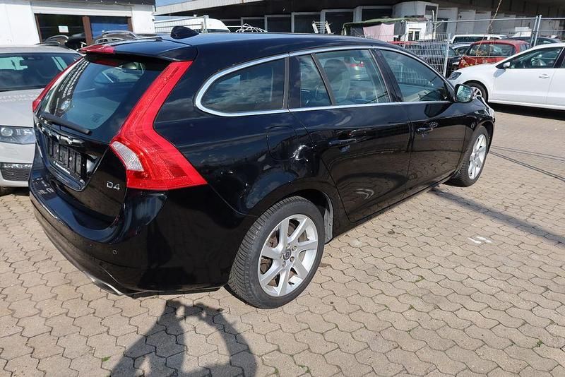 Gebraucht Volvo V60 Momentum 181 PS (133 kW) 2014 Schwarz Kombi