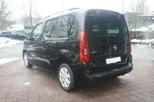 Używany Opel Combo 130 KM (95 kW) 2022 Czarny Minivan