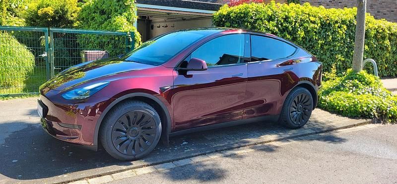 Rot Gebraucht 2024 Tesla Model Y Standard Range SUV | 37.500 € (Fairer Preis) - Bild 1/4