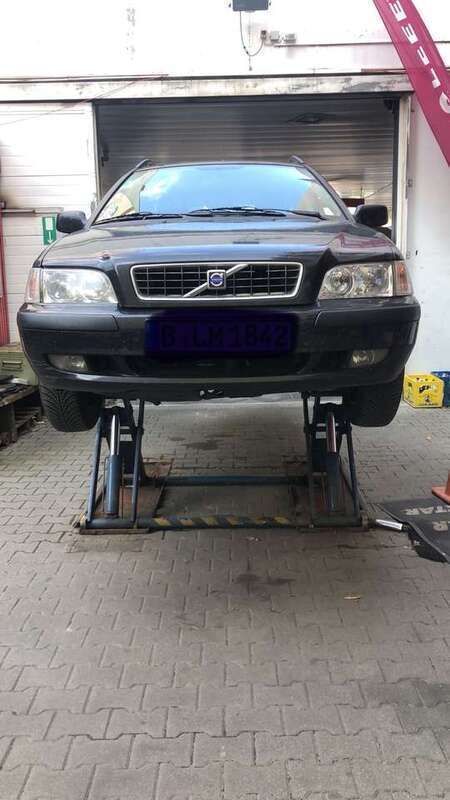 Schwarz Gebraucht 2003 Volvo V40 Kombi | 950 € (Guter Preis) - Bild 1/3