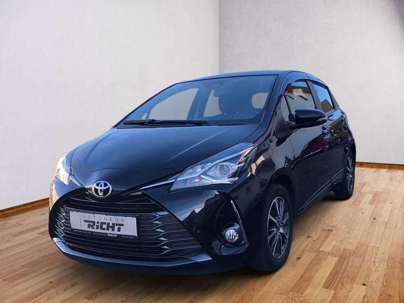 Mysticschwarz mica Gebraucht 2020 Toyota Yaris Kleinwagen | 14.950 € (Fairer Preis) - Bild 1/4