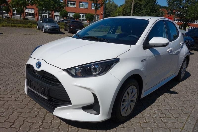 Weiß Gebraucht 2020 Toyota Yaris Hybrid Limousine | 13.750 € (Guter Preis) - Bild 1/4
