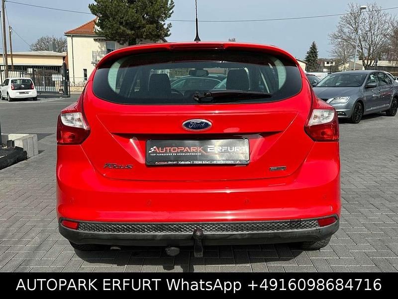 Gebraucht Ford Focus Champions Edition 125 PS (91 kW) 2013 Rot Limousine